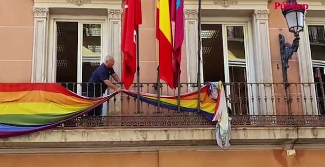 Vídeo | Retiran las banderas LGTBI del edificio de los grupos del Ayuntamiento de Madrid tras la petición del juez