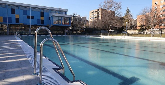 Fer topless a la piscina, una opció encara només garantida als homes