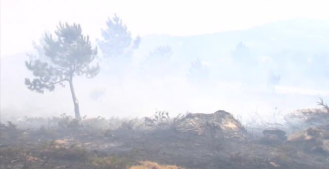 El incendio de Boiro continúa activo y triplica en un día la superficie quemada