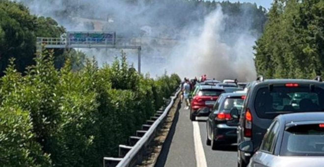 Un incendio afecta a la A-8 a su paso por Puente San Miguel esta mañana