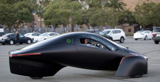 Aptera muestra por primera vez el interior de su coche eléctrico solar