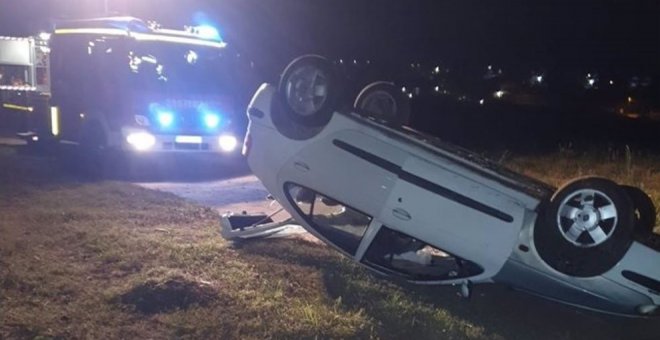 Encuentran un coche volcado y sin ocupantes en la playa de la Arnía