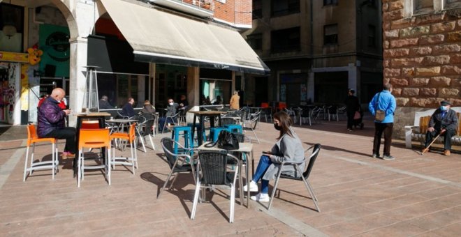 Los hosteleros de Torrelavega podrán tener barras en la calle durante La Patrona