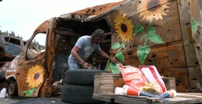 Artistas pintan en los coches de la guerra en Ucrania