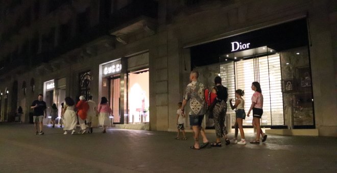 Els aparadors comercials només apaguen les llums a mitges en la primera nit d'aplicació del decret d'estalvi energètic