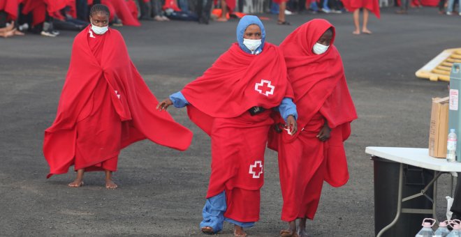 Noche frenética en Lanzarote: ocho pateras, casi 400 rescatados y un niño en estado crítico