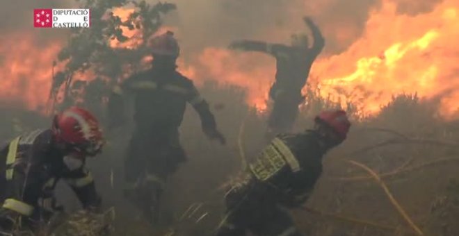 El incendio que abrasa Bejís (Castellón) avanza sin control