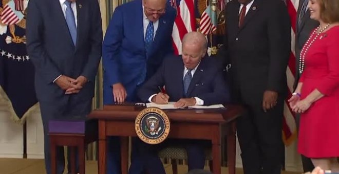 Biden aprueba la Ley de Reducción de la Inflación que grabará impuestos especiales a las grandes empresas