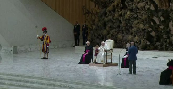 Un niño se queda junto al Papa en la Audiencia General en El Vaticano