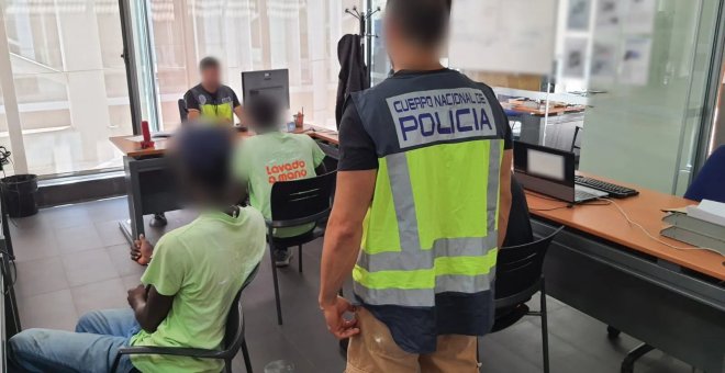 Detienen a tres empresarios por tener a trabajadores migrantes sin contrato, ni seguro y con jornadas de 18 horas