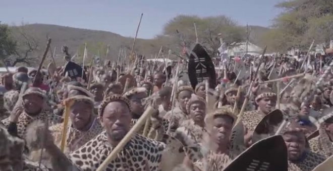 El príncipe Misuzulu Zulu es coronado como nuevo rey zulú en Sudáfrica