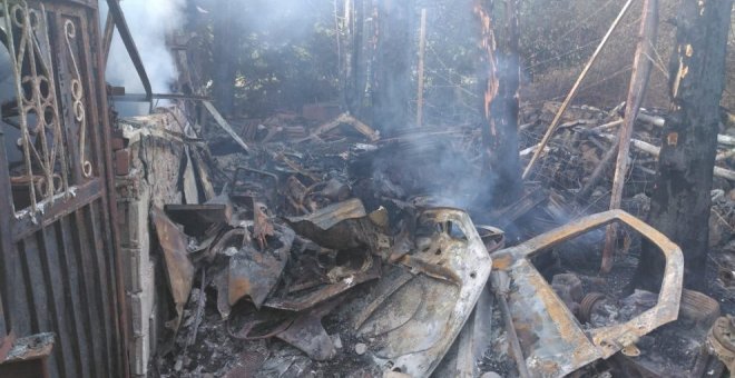 Los bomberos extinguen un incendio en un desguace de Castañeda