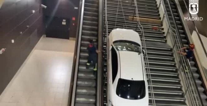 Un conductor empotra un coche robado en las escaleras de una estación del Metro de Madrid