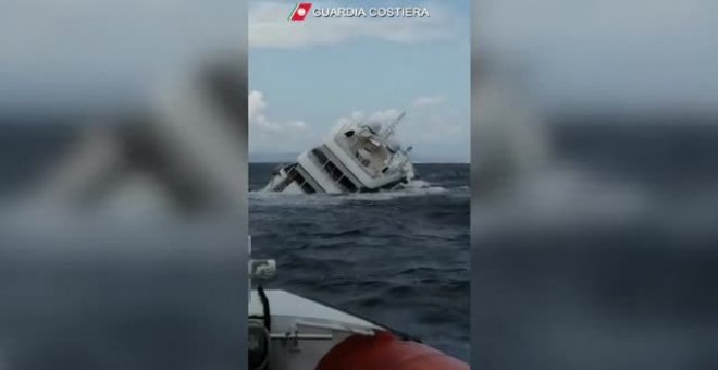 Imágenes del rápido hundimiento de un yate de lujo frente a las costas de Italia