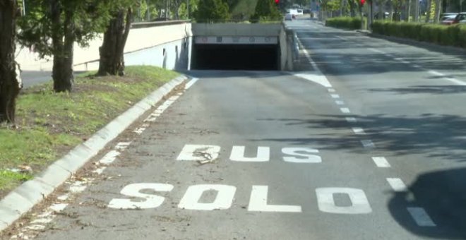 ¿Qué hace un coche en la escalera que lleva al metro?