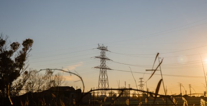 El precio de la luz escala este miércoles a un nuevo máximo desde la 'excepción ibérica', con 436,25 euros/MWh