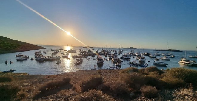 Un concejal del PP participó en una macrofiesta ilegal organizada en una zona protegida del Mar Menor