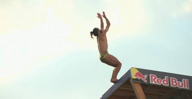 El Cliff Diving World Series de Mostar vuelve a deleitar al público con saltos imposibles