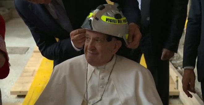 El papa Francisco desata las especulaciones con su visita a la tumba del primer pontífice que renunció