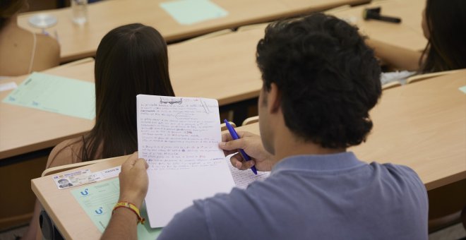 Los estudiantes con beca cobrarán cien euros más al mes desde esta semana