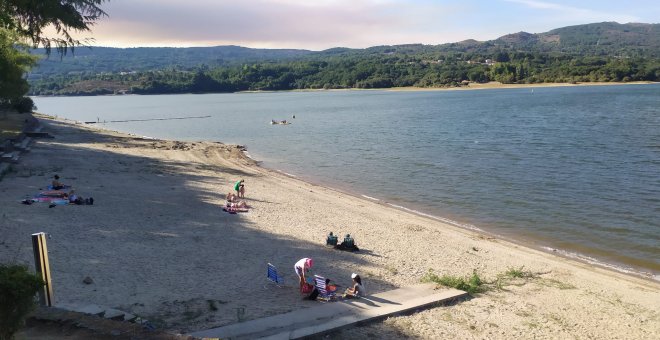 El calor y la sequía envenenan con ácido sulfhídrico el embalse de Ourense contaminado por las macrogranjas