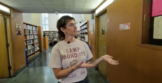 Una bibliotecaria de Oakland rescata objetos perdidos dentro de las páginas de los libros