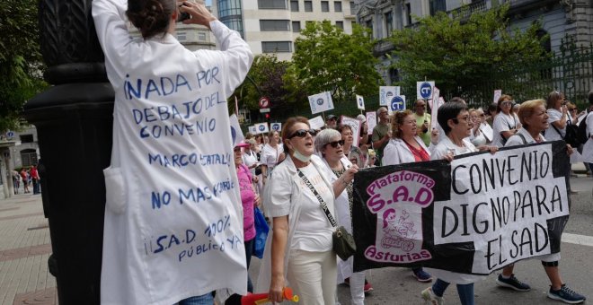 Las trabajadoras del SAD exhiben músculo con una multitudinaria manifestación en Oviedo