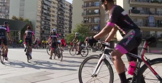 Multitudinaria concentración ciclista en Rubí contra los atropellos en carretera