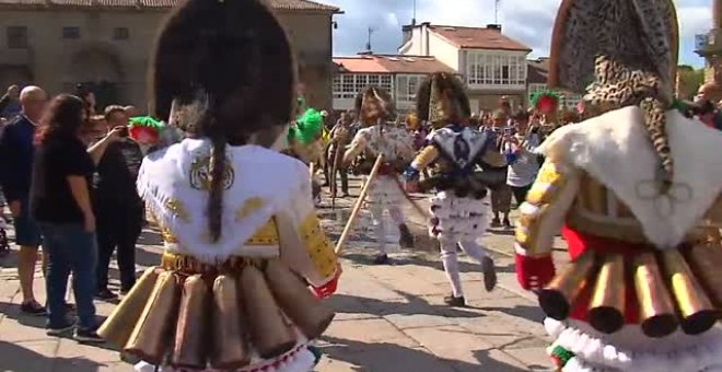 Los entroidos invaden las calles de Santiago de Compostela