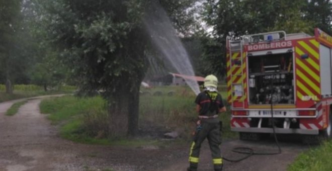 Sofocado un incendio en un árbol junto a un poste de luz en Hazas de Cesto