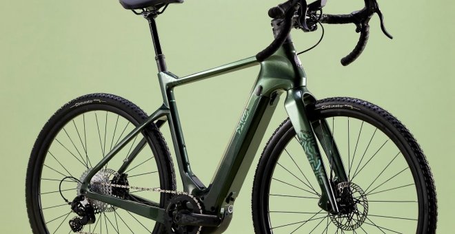 La e-ArcadeX es una exquisita bicicleta eléctrica de gravel y fibra de carbono con 85 Nm de par motor