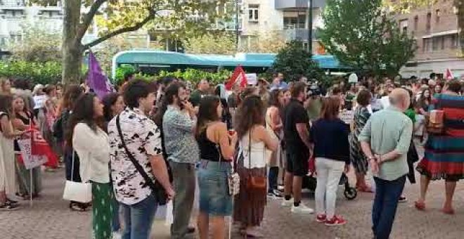 Cientos de profesores se concentran frente a la Consejería contra el caos y la "nefasta gestión" de personal