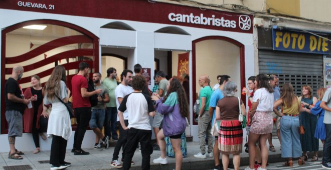 Cantabristas inaugura su nueva sede en el centro de Santander con una celebración multitudinaria