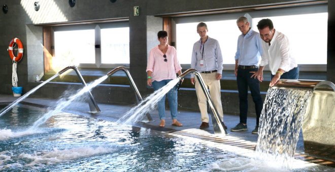 La piscina incorpora un circuito de masaje y relajación