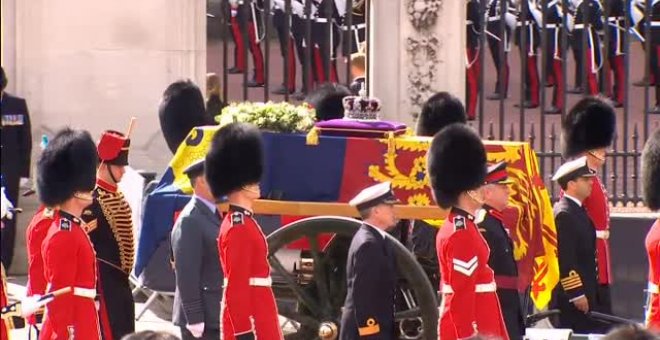 Los británicos se despiden de la reina  en el cortejo fúnebre