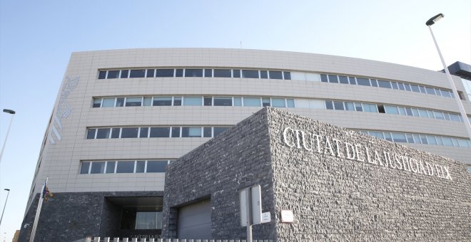 Condenan a 16 años de cárcel a un hombre por violar varias veces a una mujer tras engañarla con un falso trabajo