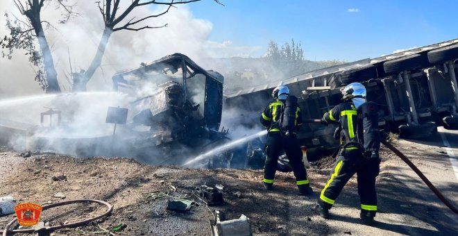 Un conductor muere calcinado tras una colisión con un camión e incendiarse ambos vehículos en un pueblo de Toledo