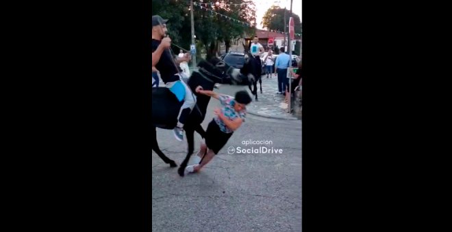 Una mujer es atropellada por un participante durante una carrera de burros en Vega de Pas