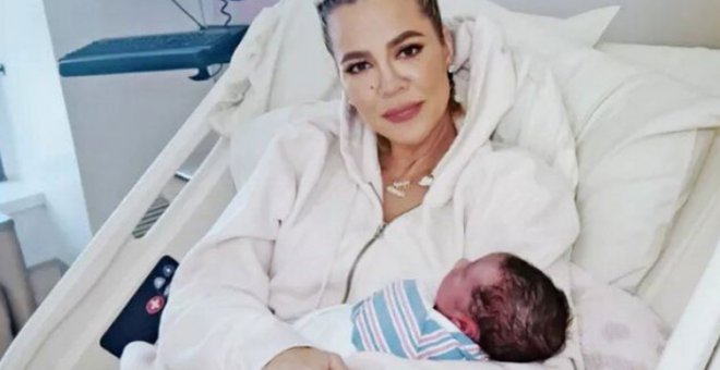 'El cuento de la criada' se hizo realidad: Khloé Kardashian posa en la cama de un hospital junto a su bebé nacido por vientre de alquiler