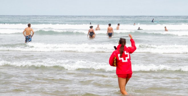 Más de 250 rescates a bañistas y 5.000 personas atendidas en las playas cántabras este verano