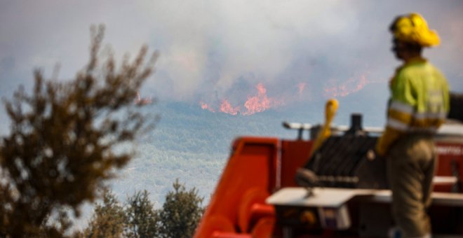 Colaboran medios aéreos del Ministerio en el incendio forestal de Polaciones