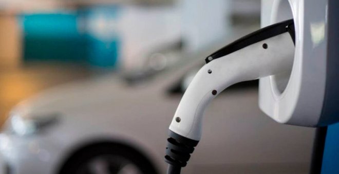 Cómo cargar un coche eléctrico por la noche en casa: consejos prácticos