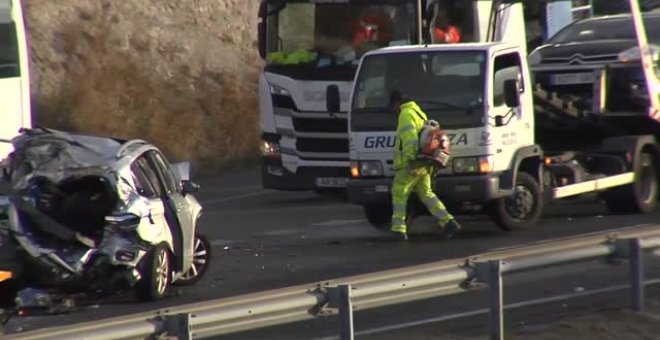 Aparatoso accidente de tráfico en la A-1 a su paso por Vitoria