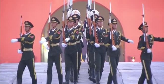 Miles de personas asisten en Pekín al acto solemne del izado de la bandera nacional