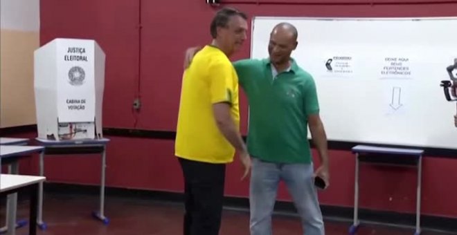 Bolsonaro pide "unas elecciones limpias" tras votar en una escuela de Río de Janeiro