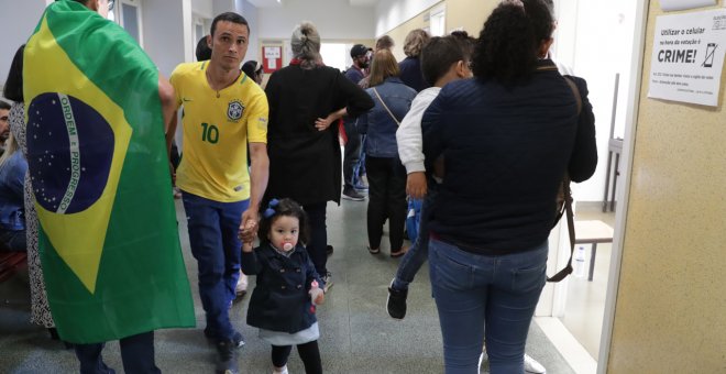 Banderas y caretas de los candidatos: las imágenes de la jornada electoral en Brasil