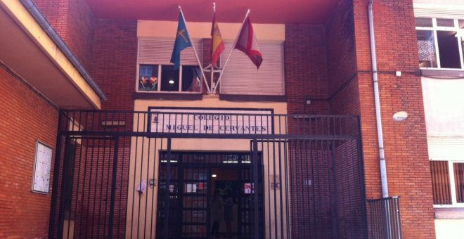 Familias y tejido social salen en apoyo de la directora del colegio gijonés forzada a dimitir