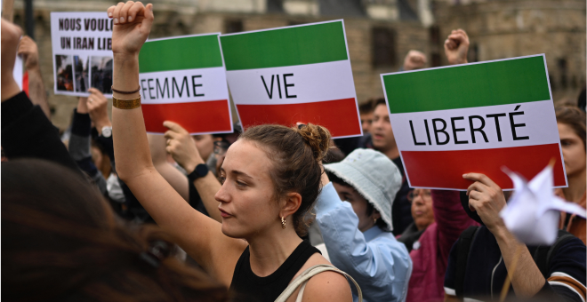 "Mujer, vida, libertad": las niñas iraníes claman contra el régimen de los ayatolás