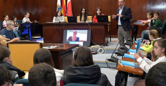 El Ayuntamiento celebra su primer pleno compuesto solo por niñas