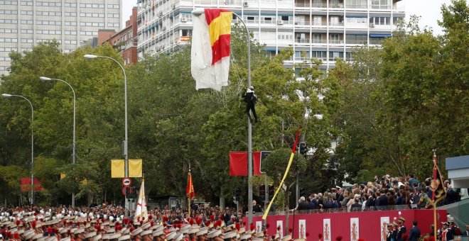 El paracaidista y la farola, el chubasquero de Revilla y el "coñazo" de Rajoy: los momentos más recordados del 12-O